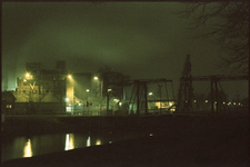 854576 Gezicht op de fabriek van Central Soya (Cereol, Everard Meijsterlaan 3) te Utrecht, bij nacht, met rechts de ...